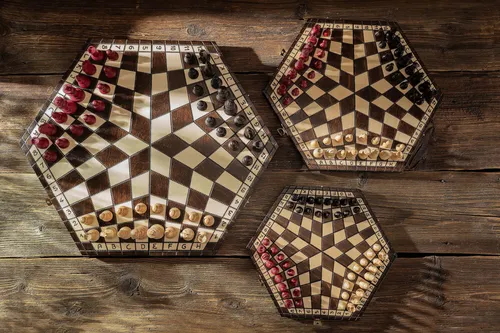 Schach für drei Spieler - Mittel (40x35cm) - Erleben Sie dreifachen Spielspaß mit unserem einzigartigen Schach für drei Spieler! Ideal für Familie und Freunde, mit handgefertigten Figuren aus Hainbuchen- und Buchenholz. Inklusive praktischer Aufbewahrungsbox.