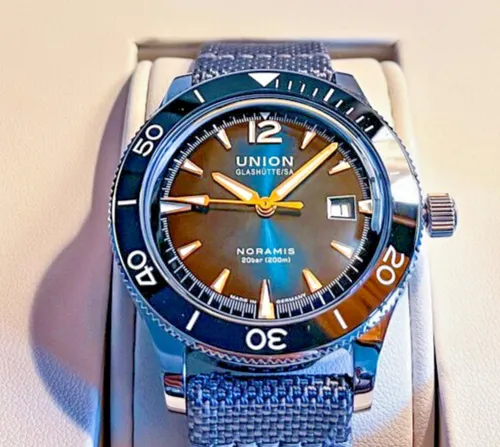 UNION GLASHÜTTE Noramis Sport Datum Grün D012.907.18.097.00 - Armbanduhr für Herren, sportlich-elegant mit grünem Zifferblatt, 12-Stunden-Anzeige, Saphirglas und wasserdicht bis 10 m. Ideal für aktive Lebensstile!