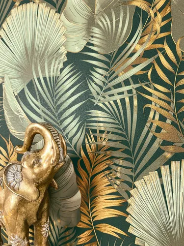 Newroom Vliestapete Koda - Tropische Dschungeltapete mit Palmen - Moderne Vliestapete in Grün mit goldenen Palmenmotiven, ideal für Wohnzimmer, Schlafzimmer oder Küche. Wasser- und dampfbeständig, perfekt für feuchte Räume und einfach anzubringen.