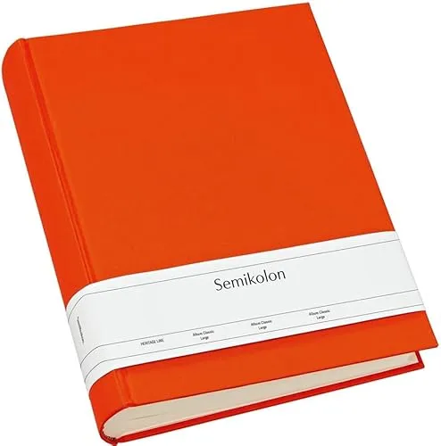 Semikolon Album Classic Large orange - Hochwertiges Fotoalbum mit Buchleinenbezug und 130 cremeweißen Fotokartons, bietet Platz für 260 Fotos im Format 10 × 15 cm und schützt Ihre Erinnerungen.