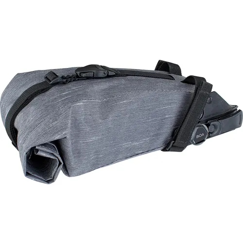 evoc Unisex Seat Pack Boa Satteltasche, carbon grey, S - Fahrradtasche mit 1L Stauraum, wasserfest und einfach mit BOA FIT SYSTEM an Sattelstützen zu befestigen. Ideal für Rennrad, Gravelbike und MTB.