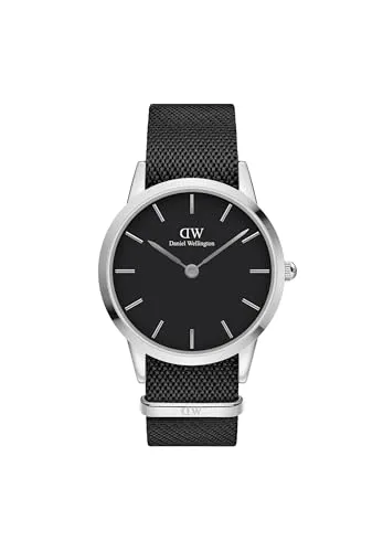 Daniel Wellington Iconic Black NATO Uhr - Schwarz/Silber - Elegante Armbanduhr mit 40 mm Edelstahlgehäuse und schwarzem Zifferblatt. Das strapazierfähige NATO-Armband aus recyceltem Nylon bietet hohen Tragekomfort und ist ideal für jeden Anlass.