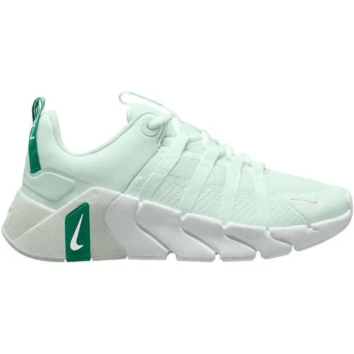 NIKE Damen Workoutschuhe W FREE METCON 7 - Vielseitige Trainingsschuhe mit verbesserter Mittelfußunterstützung. Die Nike Free-Technologie sorgt für ein dynamisches Laufgefühl, während der flexible Vorfuß und die stabile Ferse einen mühelosen Wechsel zwischen verschiedenen Übungen ermöglichen.