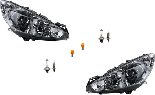 Johns Scheinwerfer Set für Peugeot 308 (05/11-), links & rechts mit Leuchtmitteln - Komplettes Scheinwerfer Set für Peugeot 308, inklusive H7 und H1 Glühlampen. Ideal für zuverlässige Fahrzeugbeleuchtung und optimale Sicht bei Nachtfahrten.
