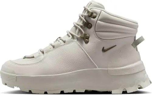 Nike City Classic Premium Wasserdichter Damenschuh, Lt Orewood Brn/Neutral Olive-Light Bone, FZ8629-100, 40.5 EU (9 US) - Wasserdichter Damenschuh für Komfort und Stil. Mit verstärkter Gummisohle und Seitenfalten-Zunge für optimalen Schutz gegen Nässe und Schmutz. Ideal für alle Wetterbedingungen und vielseitige Einsätze.