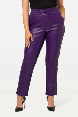 Ulla Popken Schlupfhose 7/8-Hose Lederoptik - Modische Jogginghose in tiefem Violett mit elastischem Bund und stylischer Lederoptik, ideal für einen trendigen Look im Alltag.