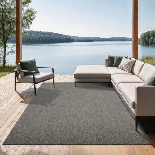 the carpet Mistra - Moderner Teppich für In- und Outdoor, wetterfest, 80 x 150 cm - Vielseitig einsetzbarer Teppich für Wohnzimmer, Terrasse oder Balkon. Pflegeleicht aus 100% Polypropylen, robust und UV-beständig. In verschiedenen Farben und Größen erhältlich.