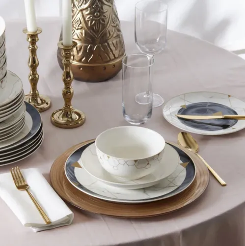 Karaca Gem Tafelservice für 6 Personen - Elegantes Porzellan Tafelservice mit geometrischem Muster, bestehend aus 6 Servierplatten, tiefen Tellern, Kuchentellern und Suppenschüsseln – ideal als Geschenk für neue Haushalte.