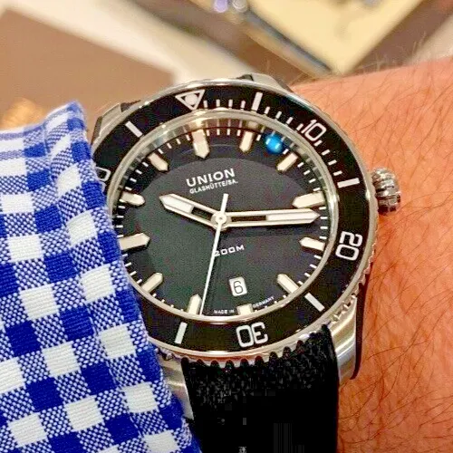 UNION GLASHÜTTE Belisar Date Sport - Elegante Automatikuhr mit schwarzem Zifferblatt - Armbanduhren: Sportliche Automatikuhr mit 200 m Wasserdichtigkeit, ideal für Abenteuer und den Alltag. Stilvolles Design mit Leuchtindizes und Drehlünette.