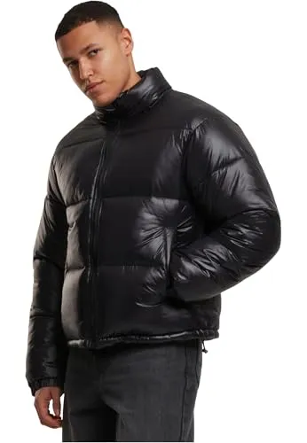 Urban Classics Herren Shiny Puffer Jacket - Moderne Winterjacke mit glänzendem Material, warmer Wattierung und hohem Kragen für optimalen Schutz. Praktische Taschen und bequeme Passform für stilvolle Winter-Outfits.