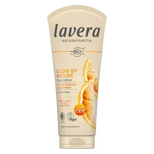 lavera Glow by Nature Body Lotion - 24h Glow-Boost - vegane Naturkosmetik - 200 ml - Intensive Feuchtigkeit für straffere und glattere Haut. Die schnell einziehende Textur bietet 24 Stunden lang Pflege und verwöhnt mit einem sonnig-frischen Orangenduft. Ideal für die tägliche Anwendung.