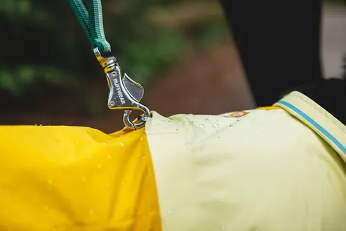 Ruffwear Sun Shower Rain Jacket - Mineral Yellow, Größe: XXS - Hundemantel für nasses Wetter, wasserdicht und winddicht. Mit hohem Sturmkragen und reflektierenden Streifen für bessere Sichtbarkeit bei schlechtem Wetter.