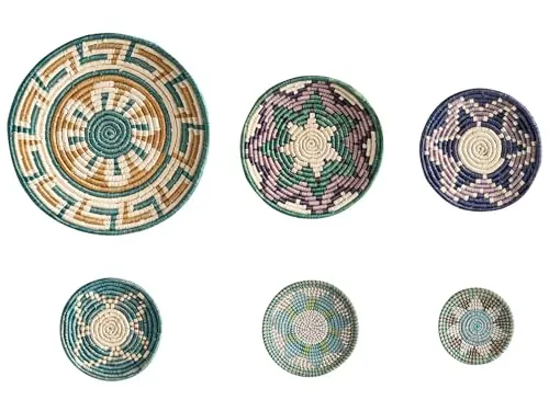 Wanddeko Seegras bunt geflochten Wandkörbe 6er Set - Wandskulpturen aus handgeflochtenem Seegras im 6er Set, ideal für einen Boho-Look. Robustes Material mit geringer Pflege und einfacher Aufhängung – sofort einsatzbereit für ein stilvolles Ambiente.