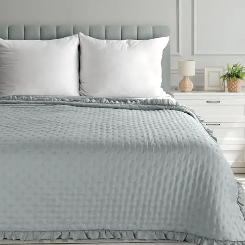 Eurofirany Tagesdecke VANESA & LIBI – Steppdecke in elegantem Silber - Elegante Steppdecke mit Rüschen, 200 cm x 220 cm, aus 100% Polyester. Ideal für stilvolle Akzente in Ihrem Schlafzimmer, maschinenwaschbar bei 40°C.