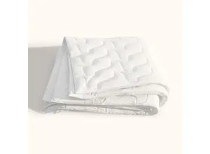 Emma One Decke 200x200 – Mittelwarme Steppdecke - Die Emma One Decke 200x200 bietet Komfort und Wärme für erholsame Nächte. Ideal für alle, die unkompliziert und gemütlich schlafen möchten.