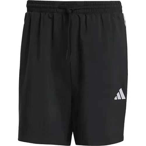 ADIDAS Herren Shorts Essentials 3-Streifen Chelsea - Shorts aus 100% recycelten Materialien, bequemes Tragegefühl und sportlicher 3-Streifen-Look – ideal für Freizeit und Sport.