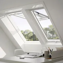 Velux Klapp-Schwingfenster GPU CK06 0070 Thermo 4213 - Dachfenster mit Untenbedienung und 45°-Öffnungswinkel für ungehinderten Ausblick. Hohe Energieeffizienz mit einem U-Wert von 1,3 W/(m²K) und schalldämmend (Rw 35dB). Ideal für eine helle und komfortable Wohnatmosphäre.