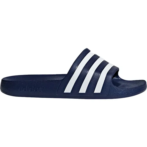 Adidas Adilette Aqua - Blau, komfortable Badesandale - Adiletten für das Schwimmbad, mit weicher Dämpfung für besten Komfort nach dem Workout. Stylischer Minimalismus und adidas 3-Streifen-Design vereinen sich in dieser perfekten Badesandale.