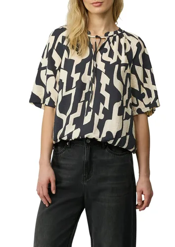 s.Oliver Kurzarmbluse BLACK AOP mit All-Over Print - Blusenshirts mit atmungsaktiver und pflegeleichter Viskose, ideal für lässige Outfits. Perfekt für den Sommer!