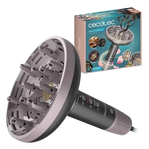 Cecotec XXL Diffusor-Haartrockner DryWave Nébula Black 1300W - Der DryWave Nébula ist der perfekte XXL-Haardiffusor für definierte Locken. Mit 1300W, sanfter Trocknung und innovativer Technologie sorgt er für frizz-freies, glänzendes Haar und ein komfortables Styling-Erlebnis.
