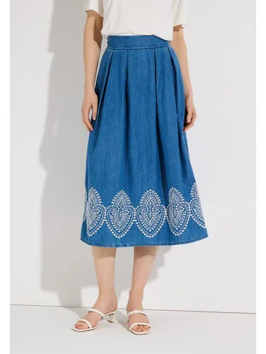 MORE&MORE A-Linien-Rock aus softer Midi-Jeans, bestickt - Der elegante Midi-Jeansrock von MORE & MORE überzeugt mit bequemem elastischen Bund und lässiger Weite. Die auffällige, weiße Stickerei am Saum verleiht Ihrem Look einen besonderen Akzent. Ideal für vielseitige Styles an sonnigen Tagen!