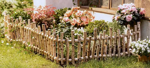 Frank Flechtwaren Beetbegrenzung, Holz Steckzaun 200x25cm - Beeteinfassungen aus natürlichem Birkenholz, ideal für eine elegante Abgrenzung Ihrer Beete und Gärten.