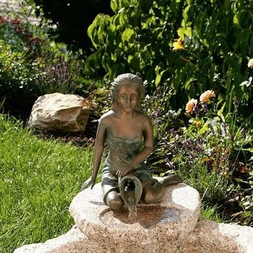Bronzeskulptur "Kleine Elonie mit Krug" als Wasserspeier - Gartenfiguren & Verzierungen, frostfeste Bronzeskulptur mit patiniertem Finish, ideal für stilvolle Gartengestaltung und Wasserspiele.