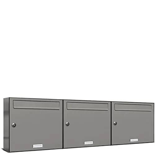 AL Briefkastensysteme 3er Briefkastenanlage Aluminiumgrau RAL 9007 - Moderne 3-Fach Briefkastenanlage aus pulverbeschichtetem Stahlblech, ideal für Mehrfamilienhäuser. Lebenslange Garantie gegen Durchrostung und geräuschdämmende Einwurfklappen.