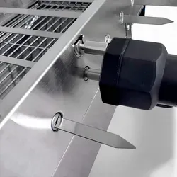 Grillpeter Mangal Kairat Schaschlik Grill mit 9er Spießdreher - Grillzubehör mit Batteriemotor für gleichmäßiges Grillen, ideal für zarte Fleischgerichte. Inklusive 10 Edelstahlspießen und herausnehmbarer Aschewanne für einfache Reinigung.
