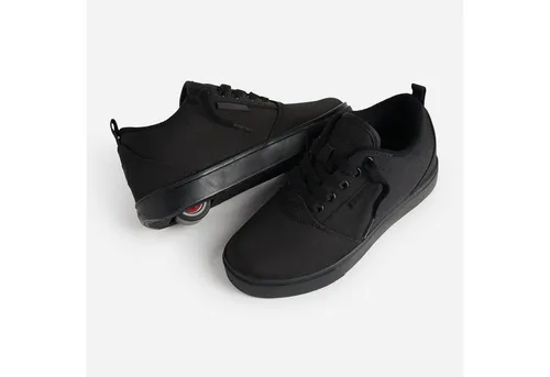 Heelys Pro 20 Triple Black Canvas - Sneaker mit integrierten Rollen für einfaches Fahren und Gehen, extra gepolsterte Zunge für Komfort und Schutz, ideal für alle, die Spaß und Mobilität kombinieren möchten.