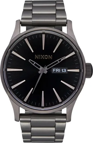 NIXON SENTRY STAINLESS STEEL Uhr gunmetal/black sunray - Elegante Armbanduhr mit robustem Edelstahlgehäuse und gehärtetem Mineralglas. Ideal für jeden Anlass, bietet sie eine Wasserdichtigkeit von 100 m und sorgt für Stil und Langlebigkeit.