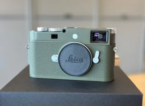 Leica M11-P Safari - Spiegelreflex- & Systemkamera im einzigartigen Safari-Design, mit kratzfester Lackierung und traditionellem Olivgrün für einen stilvollen Look.