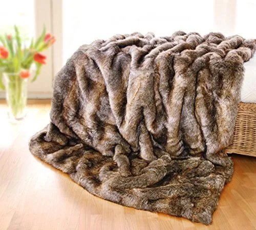 Felldecke Otter – Kuschelige Webpelzdecke in 5 Größen - Edle Kuscheldecke aus Kunstfell, fühlt sich an wie echtes Fell. Leicht und warm, ideal für gemütliche Abende. Verfügbar in 5 Größen, pflegeleicht bei 30°C waschbar.
