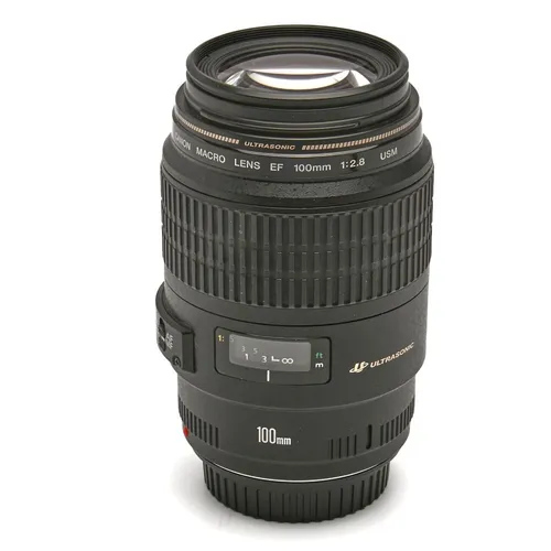 Canon EF 100 mm/2,8 Macro USM Objektiv - Makroobjektiv mit 100 mm Brennweite, ideal für detailreiche Nahaufnahmen und kreative Fotografie. Hochwertige Verarbeitung und schnelle Fokussierung für beeindruckende Ergebnisse.