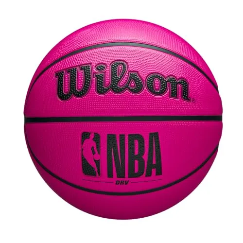 Wilson NBA DRV Basketball in Pink, Größe 7 - Basketball für Outdoor-Spieler, speziell entwickelt für erhöhte Haltbarkeit und Grip auf rauen Oberflächen. Offizieller NBA-Ball mit Pumpe, ideal für Dominanz im Freien.