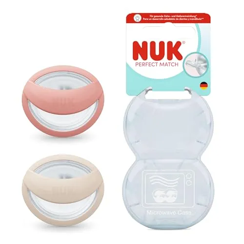 NUK Perfect Match Baby Schnuller | 0-6 Monate | Orthodontisch und Stillfreundlich | Beige/Rot | 2 Stück - Der NUK Perfect Match Schnuller ist ideal für Babys von 0-6 Monaten. Mit seinem flexiblen Sauger passt er sich perfekt an und fördert die natürliche Entwicklung des Kiefers. Das praktische Reiseetui sorgt für hygienische Aufbewahrung.