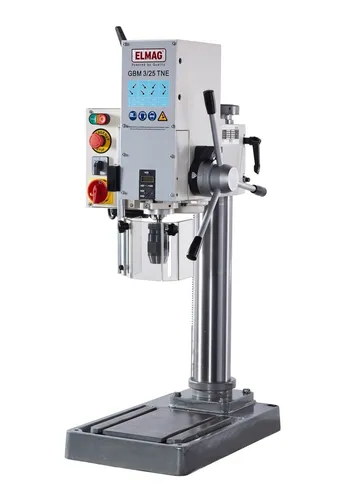 Getriebe-Tischbohrmaschine GBM 3/25 TNE - Leistungsstarke Bohrmaschine mit 8 Drehzahlen, ideal für präzises Bohren bis Ø 25 mm. Ausgestattet mit einem robusten Qualitätsgetriebe und höhenverstellbarem Bohrkopf für maximale Flexibilität.
