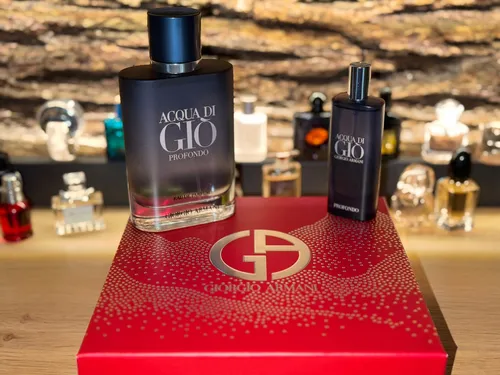 Giorgio Armani Acqua di Gio Profondo SET - Eau de Parfum mit maritimen Noten und aromatischer Raffinesse, verkörpert Freiheit und Stärke – ideal für den modernen Mann.