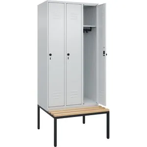 CP-Möbel Spind Classic PLUS – Lichtgrau, 3 Abteile mit Sitzbank - Robuster Spind mit 3 Abteilen und Sitzbank, ideal für die Nutzung in Büros oder Umkleideräumen. Aus hochwertigem Stahl, mit Drehriegelschloss und optimaler Belüftung. Made in Germany – langlebig und zuverlässig.