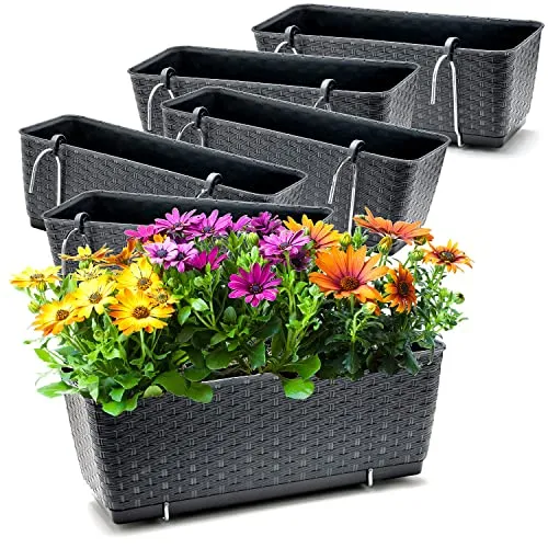 BigDean 6er Set Blumenkästen für Balkon-Geländer - Rattan-Optik - Anthrazit - Praktisches 6er Set Blumenkästen in Rattan-Optik, ideal für dein Balkon-Geländer. Mit integriertem Bewässerungssystem für optimale Feuchtigkeit und einfacher Montage dank Metall-Halterungen. Maße: 39 x 15,5 x 14 cm.