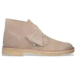 Clarks Originals Desert Boot Beige Wildleder 26155527 - Ikonische Wildlederstiefel mit schnörkellosem Design, inspiriert von traditioneller Handwerkskunst. Die nachhaltige Kreppsohle sorgt für hohen Komfort und Langlebigkeit im Alltag.