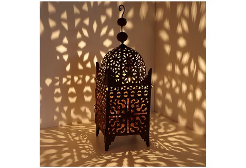 Casa Moro Kerzenlaterne Firyal – Orientalische Eisenlaterne H 80 cm - Handgefertigte Laterne mit filigranen Mustern, ideal für Kerzen- oder elektrische Beleuchtung. Das rostige Finish sorgt für einen rustikalen Charme. Höhe: 80 cm, Breite: 26 cm. Ein Highlight für Garten und Innenräume!