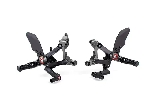 GILLES MUE2 Fußrastenanlage MUE2-D02-B für Ducati Streetfighter 1103 V4S 2020 - Fußrastenanlagen für optimale Fahrerposition, hochwertig verarbeitet und perfekt für Sportmotorräder.
