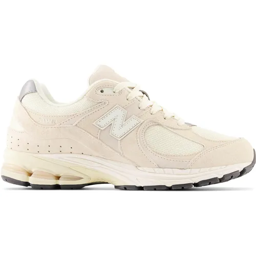 New Balance 2002R Damen Freizeitschuhe - Beige - Größe 4,5 - Die New Balance 2002R Freizeitschuhe vereinen Retro-Style mit modernem Komfort. Aus hochwertigem Wildleder und Mesh gefertigt, bieten sie optimale Dämpfung und Stabilität für den Alltag.