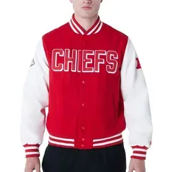 New Era Varsity NFL SIDELINE Jacke - Kansas City Chiefs - M - Klassische Varsity Jacke aus der NFL SIDELINE 2025 Kollektion. Lässiger College Look mit Kunstleder-Ärmeln, Druckknöpfen und Team-Patch. Ideal für Fans und den Alltag.