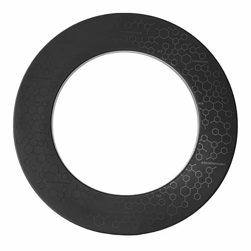 Precise180 Endorphine Pro Surround für Dartscheiben - Wandschutz in Schwarz - Elegantes Surround für Dartscheiben, das Wand und Pfeile schützt. Hergestellt aus strapazierfähigem Material mit selbstheilenden Eigenschaften, sorgt es für langlebigen Schutz und wertet dein Dart-Setup stilvoll auf.
