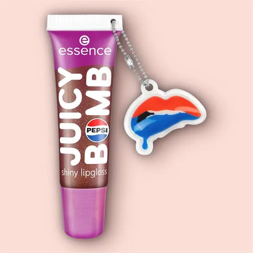 essence x PEPSI Juicy Bomb Shiny Lipgloss Bliss 01 Cooling Cola - Glänzender Lipgloss in limitierter Edition mit erfrischendem Cola-Geschmack. Leichte Farbabgabe für einen dezenten Look, perfekt für den täglichen Einsatz.