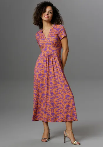 Aniston CASUAL Sommerkleid mit Blumendruck - Jerseykleid mit modischem Blumendruck, figurumspielender Passform und wadenlanger Schnittform – ideal für sommerliche Anlässe.