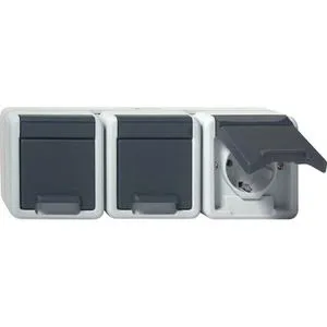 Gira Steckdose 478930, 3-fach, grau, IP44, für Feuchträume - Steckdose für Aufputzmontage, ideal für Feuchträume wie Keller oder Garage. Mit IP44-Schutz, erhöhtem Berührungsschutz und einfacher Montage. Maße: 305 x 104 x 85 mm.