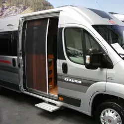 HORREX Insektenschutztür für Fiat Ducato H2/H3-Dach - Plissee Fliegenschutztür für Fiat Ducato und ähnliche Modelle ab 2006. Einfache Installation, langlebige Materialien und optimaler Schutz vor Insekten – für ungestörte Naturblicke im Camper.